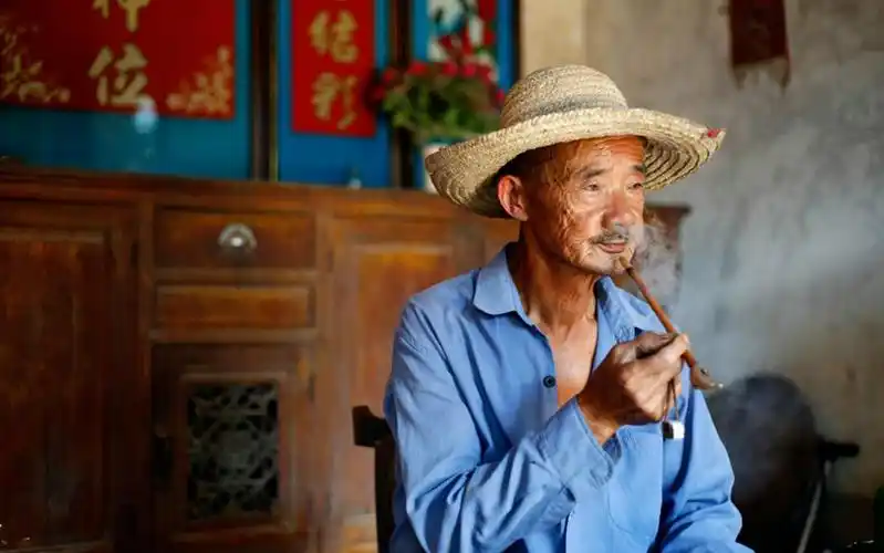 镜头下这些独守大山里的老人笑着说一个人挺好并不孤单