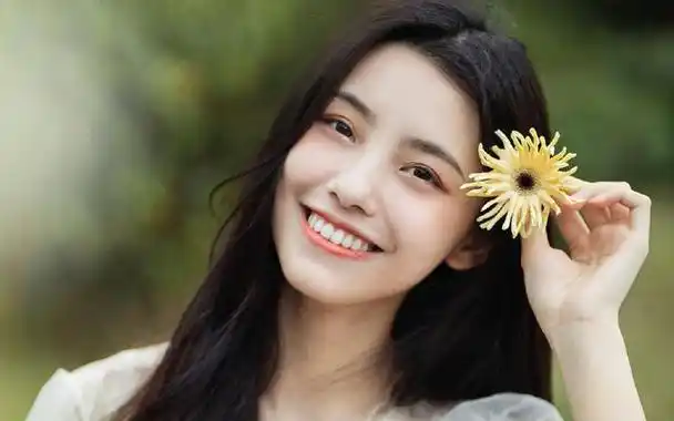 拥有温柔笑容和举止的治愈系女生很受男生欢迎.