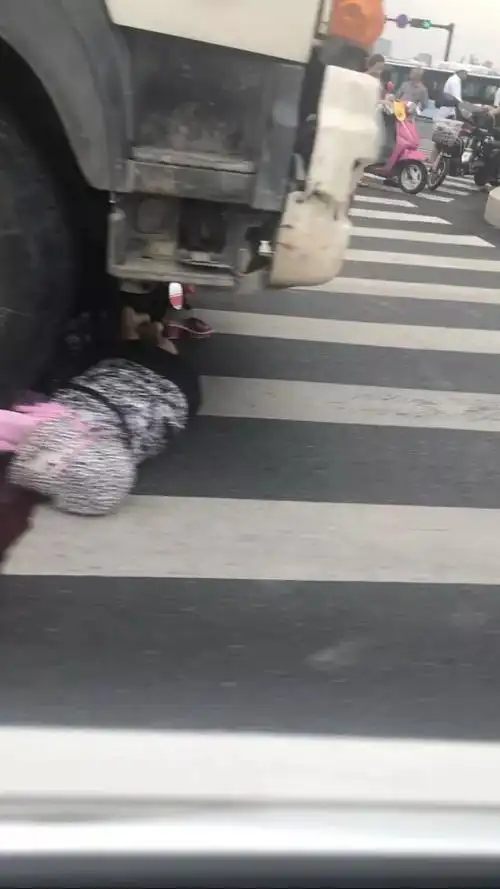 惨烈绍兴连续发生车祸电瓶车女子被卷入水泥搅拌车底