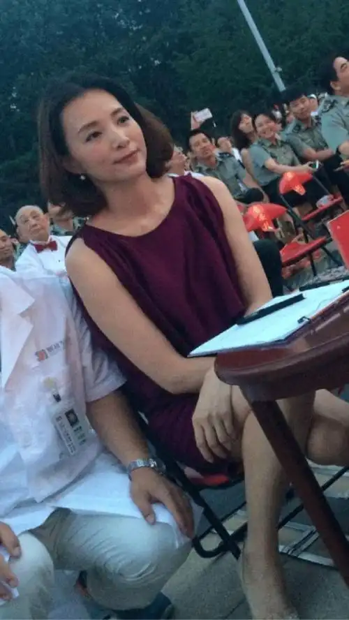 董卿素颜比普通村妇漂亮得多但双手叉腰站立不优雅