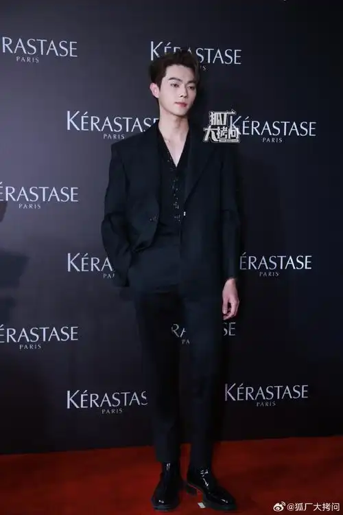 许凯今日活动生图来了,黑西装三七分别太拽90#明星们是来成都团建了