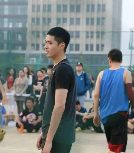 吴亦凡大学校园打篮球 运球上篮姿势潇洒