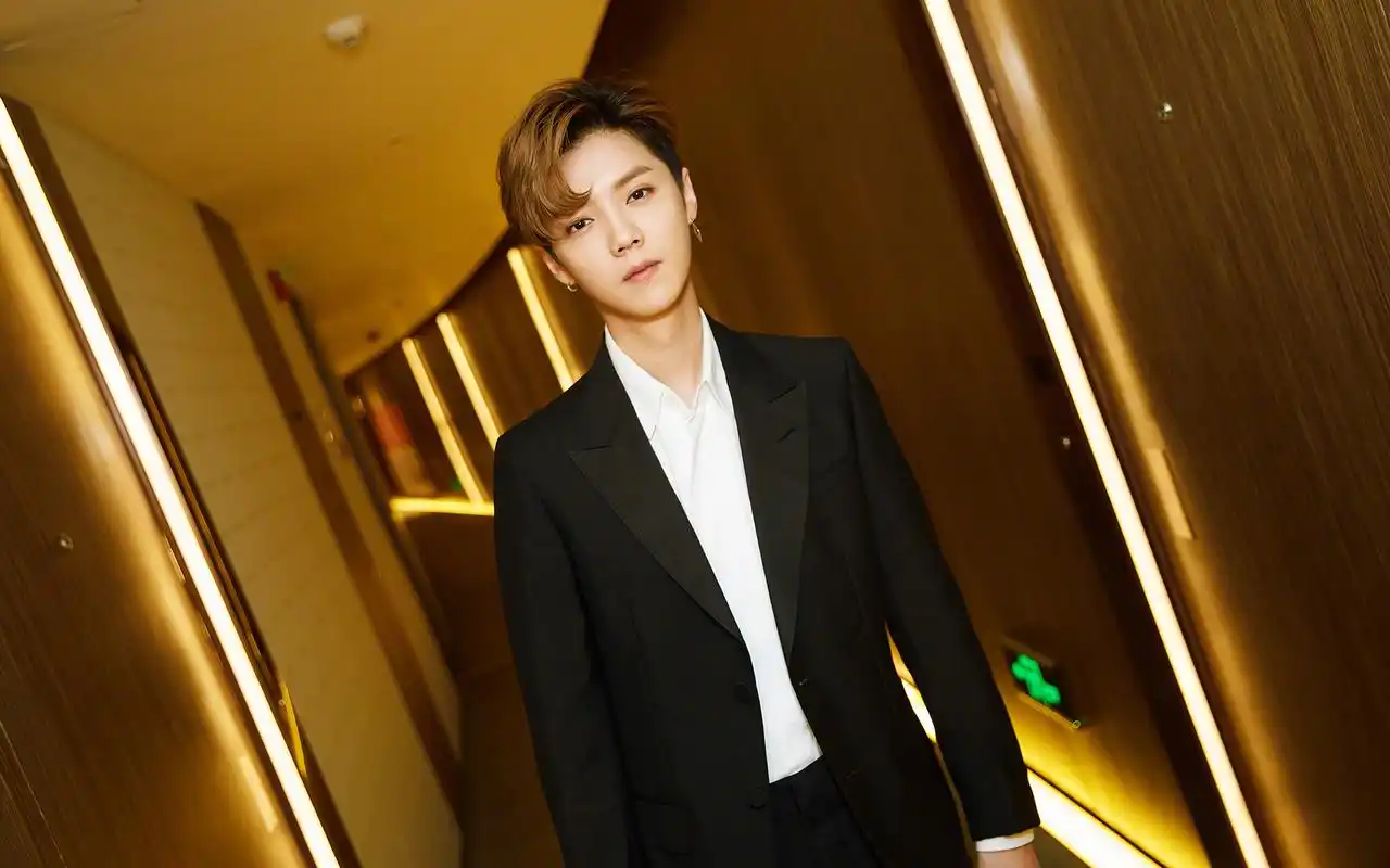 鹿晗西装帅气写真图片桌面壁纸