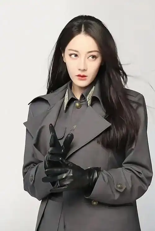 迪丽热巴民国少帅造型来袭嘴角上扬邪魅一笑期待演个反派