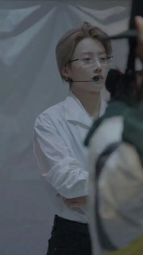 刘雨昕眼镜配白衬衫##刘雨昕白衬衫排练照