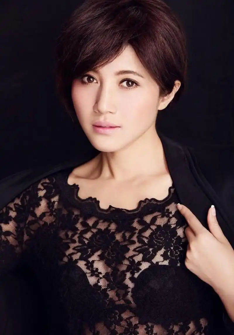 当那张照片拍摄时,颜丙燕正年仅11岁.