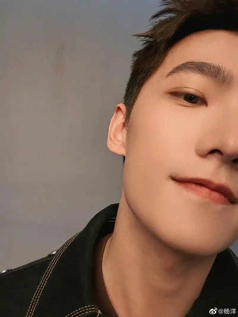 这是什么新型的自拍角度?0590.#杨洋 #能抗住怼脸镜头的 - 抖音