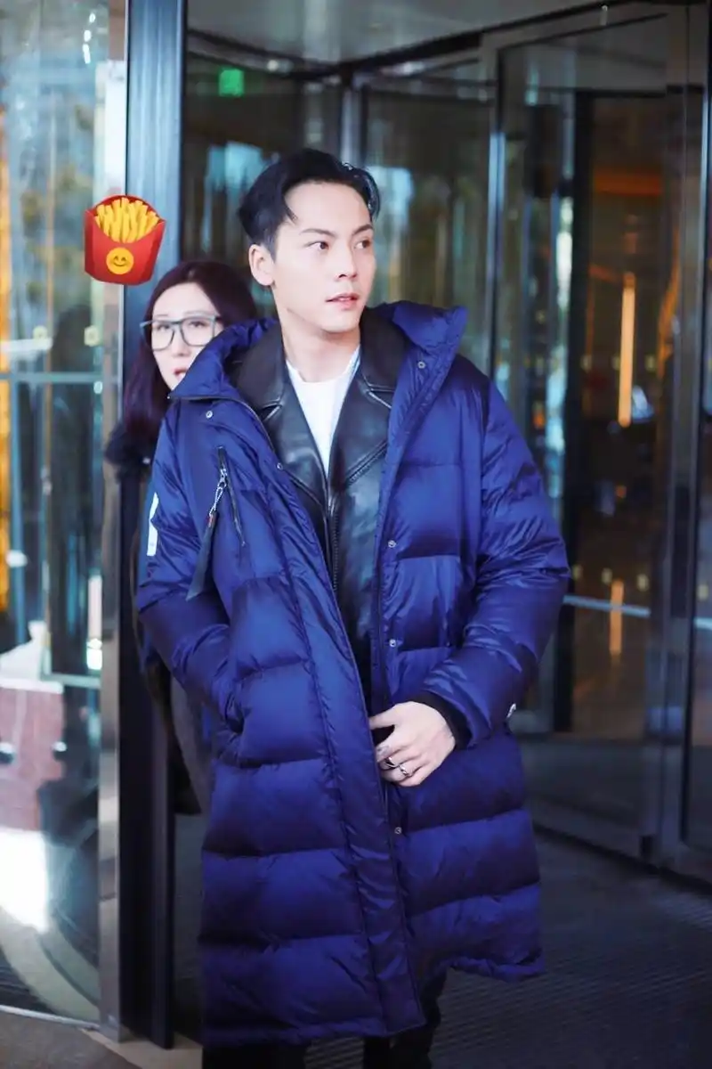 陈伟霆现身春晚彩排,蓝发变黑发依然酷帅又有型