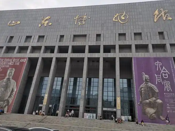 爸爸妈妈带哥哥跟我参观济南博物馆.