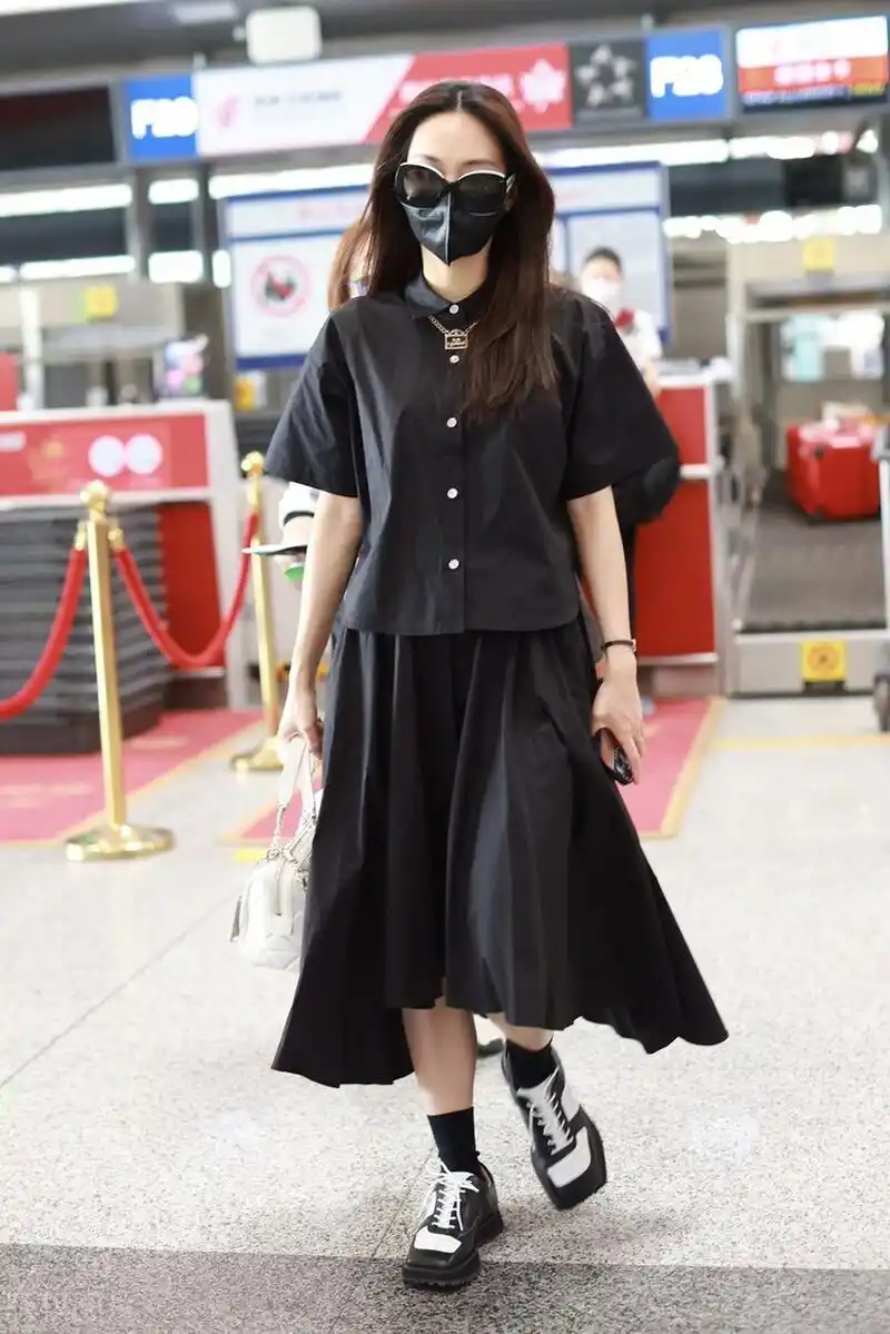 王霏霏机场街拍,黑色短衬衫搭配半裙,方头鞋酷感十足!