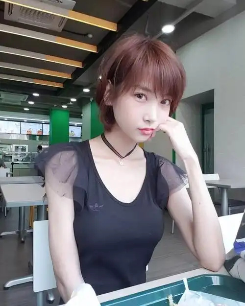 短碎发发型也这么可爱