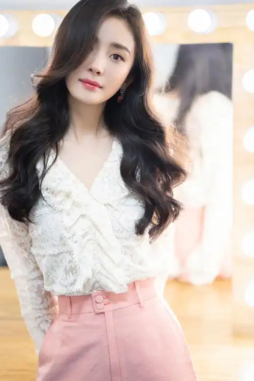 杨幂白色蕾丝衬衣优雅写真图片79