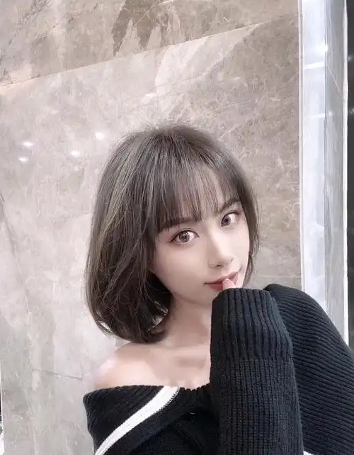 头发往两边垂下之后还可以把两边的脸颊遮挡住,所以能起到修饰脸型的