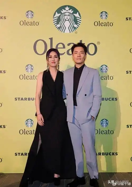 杨千嬅和老公丁子高受邀出席星巴克活动姐姐的耳环好大呀