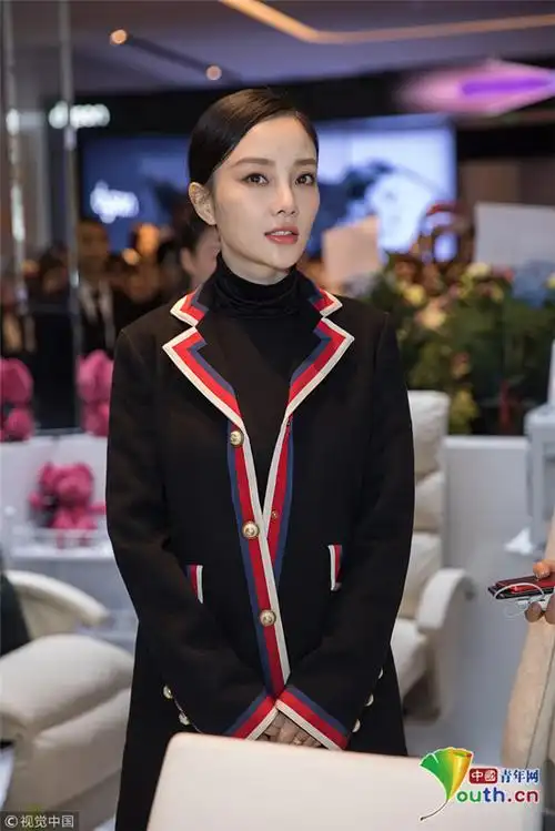 李小璐穿花边黑西装气色好 可爱甜笑露酒窝