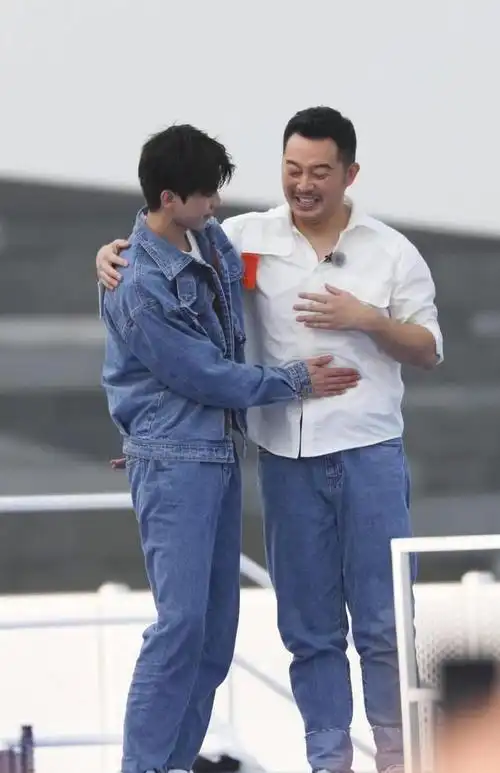 沙溢晒与蔡徐坤新合影表情相差大哭诉想过沙子爹感受吗