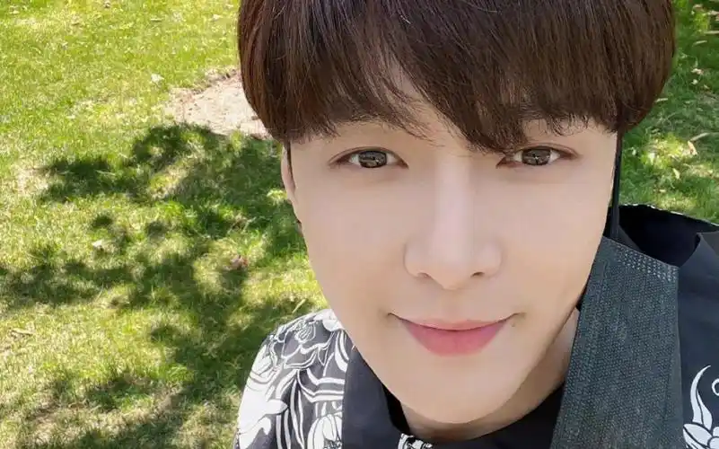 【张艺兴|instagram/twitter】220430更新自拍视频