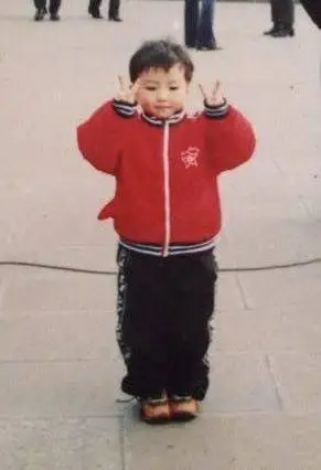 王俊凯六一嗮同款童年照 嘟嘴卖萌可爱满分