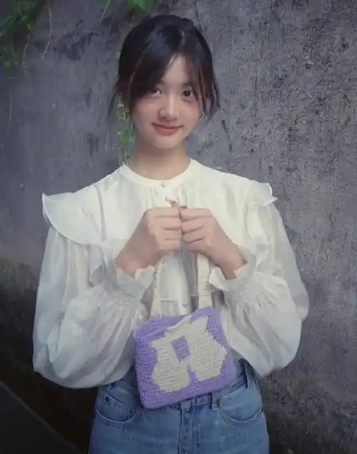 黄磊女儿黄多多17岁近照,穿长裙参加班级舞会,漂亮又有气质_网友