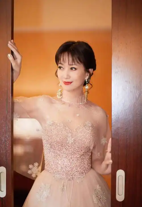 66岁的赵雅芝穿婚纱拍大片,面容姣好似少女,网友:气质太好了_美颜