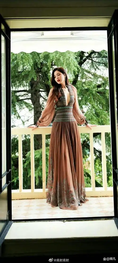 上海电影节闭幕时,著名女星曾黎的造型最为惊艳.