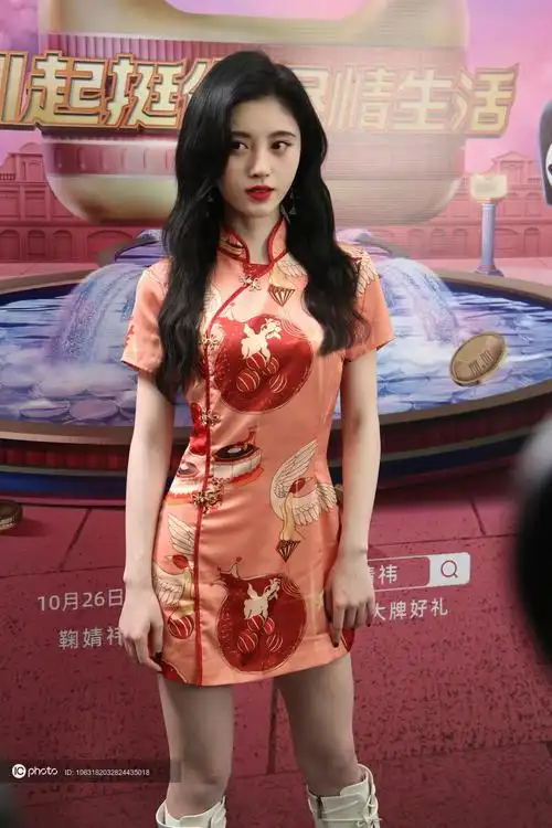 鞠婧祎一袭旗袍秀美腿亮相品牌活动港式妩媚妆容明眸电眼惹人怜