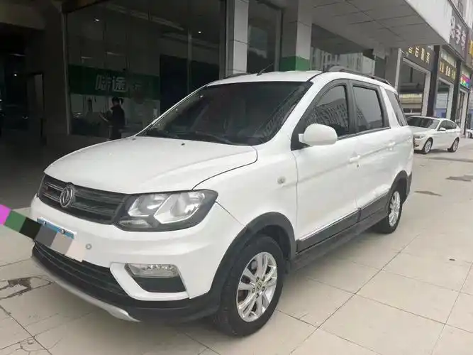 东风风光370豪华版,2017年3月上牌,一手车主,仅仅跑7万公里,排量1.