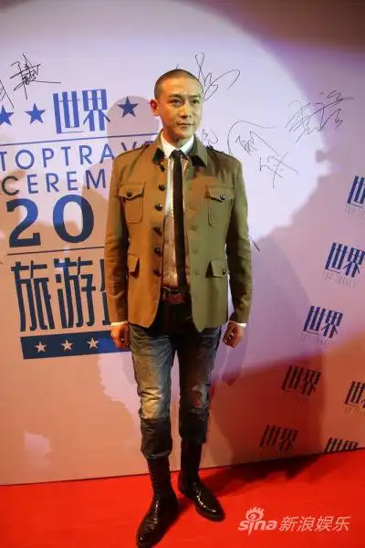 陆毅光头亮相 获封年度风尚旅行家