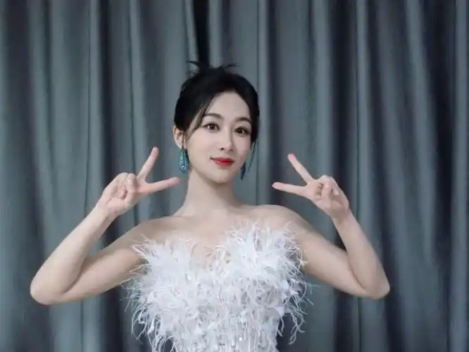 可爱又灵动!杨紫穿露肩羽毛裙比剪刀头卖萌