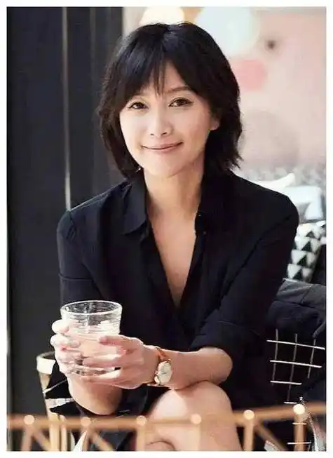 小年轻般亮相!同岁男友伴随舒适时尚:徐静蕾魅力永存