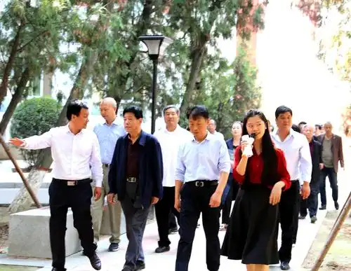 走进迤山中学,校园设施提升改造如火如荼的进行.