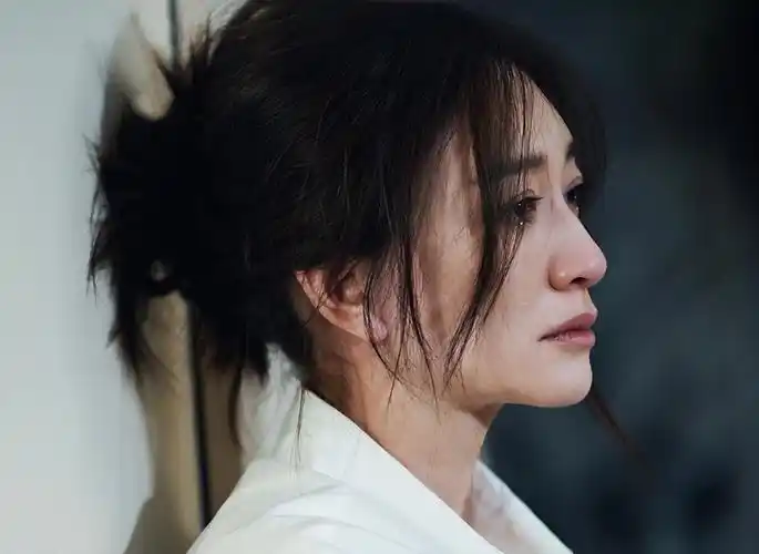 40岁孙俪活动近照,大冬天露大腿一脸凶相,养生过度"害"了她