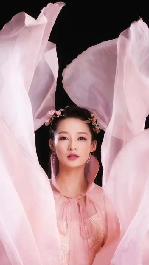 【李沁】郑爽的甜美清纯的脸是公认的,她的粉色古装造型更是甜美可人