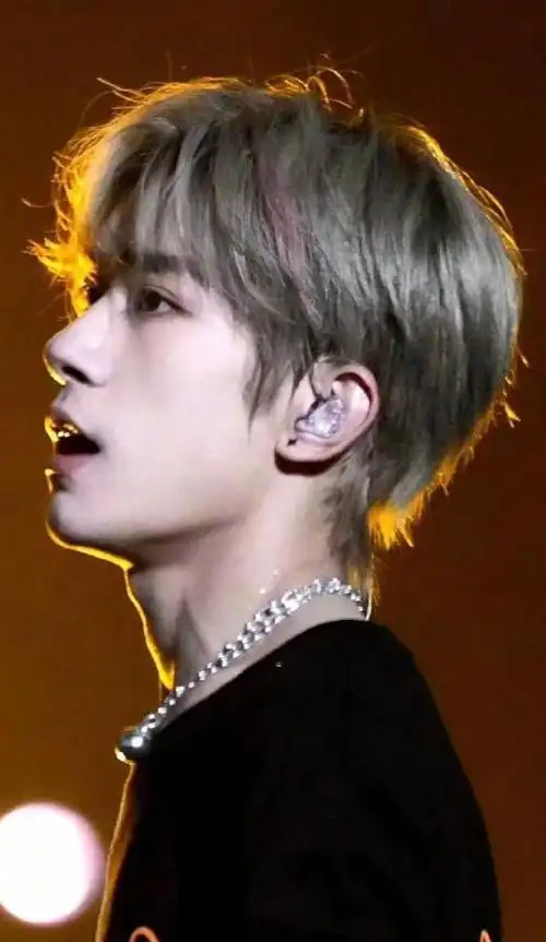 240130 荧屏闪耀的少年:易烊千玺的艺术人生与作品致敬