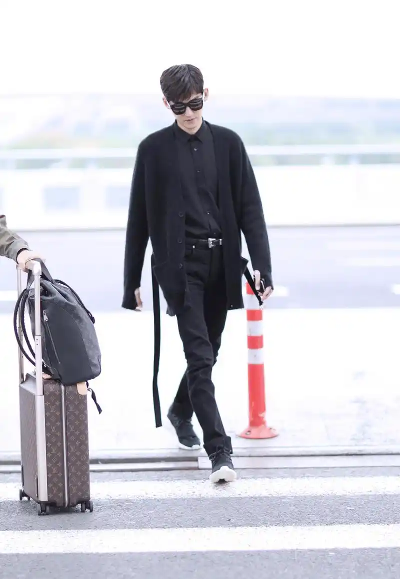 张翰亮相机场 全黑造型酷帅吸睛