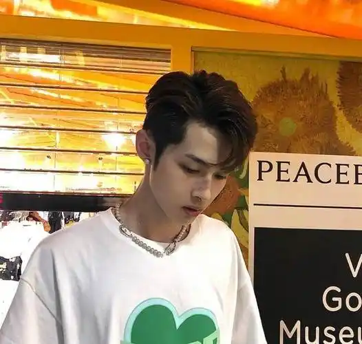 不管在什么时候,男生剪露出额头的发型,都有一种文艺青年的感觉!