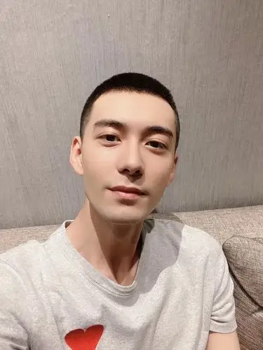 寸头检验帅哥陈星旭拍摄号手就位寸头造型曝光