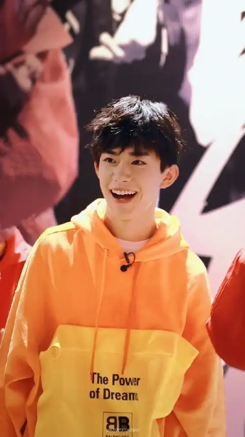 西红柿炒鸡蛋的配色易烊千玺 今天又是甜度超标的一天