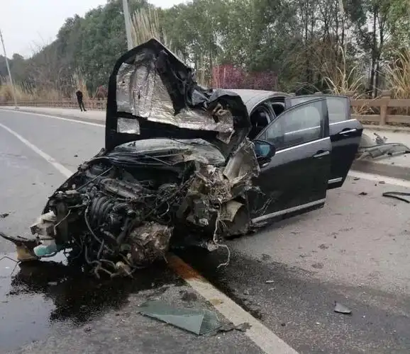 好吓人绵江路上一车祸车脑壳都撞绒了