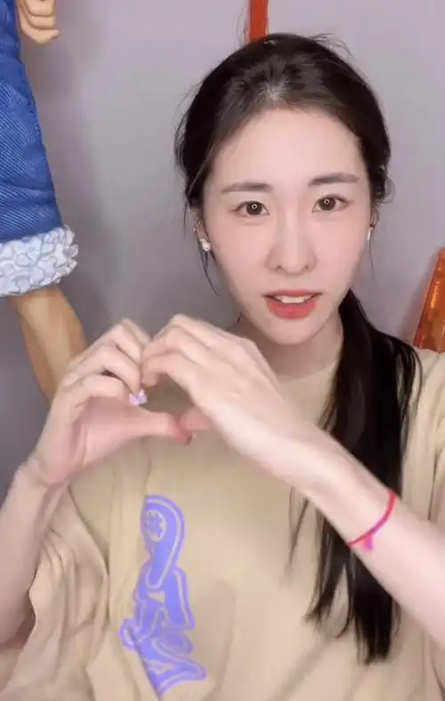 张碧晨被质疑整容,素颜与化妆后判若两人,脸歪鼻孔还一大一小