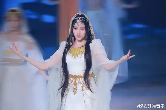 第5期@关晓彤和@时代少年团-宋亚轩带来独具风格的创意秀合作舞台