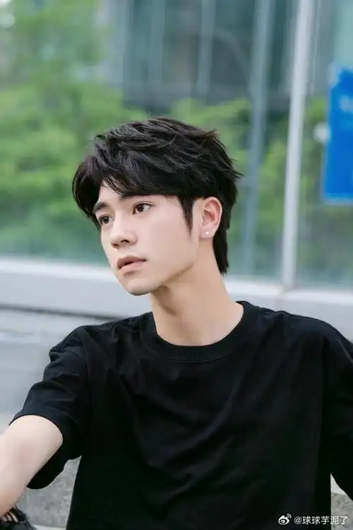 优剪男生纹理烫  经典的三七分发型,搭配侧背的设计,既有复古感又不失