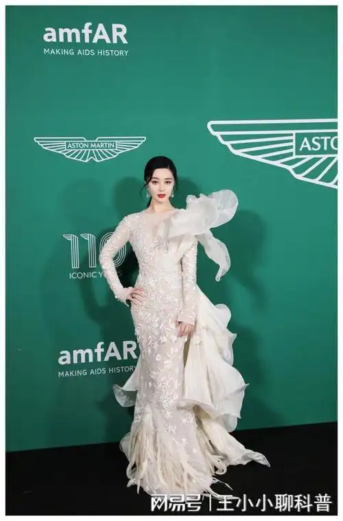 范冰冰再穿"龙袍",可惜事实证明,她再也回不去了|礼服|长裙|红毯|裙子
