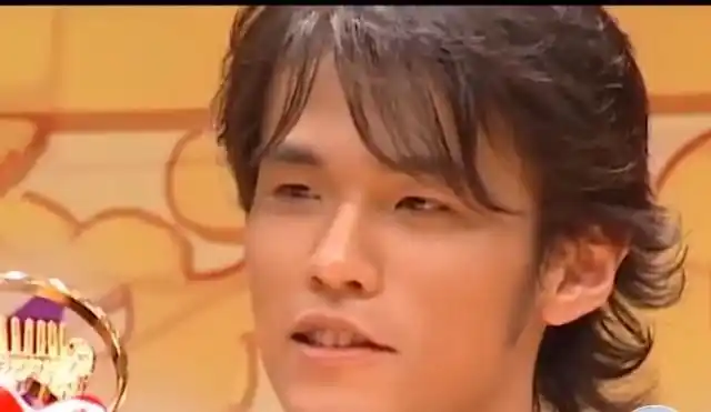 今天刷视频突然看到了周杰伦刚出道的时候获奖采访画面.