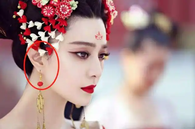 明星的缺陷:范冰冰没耳垂,杨幂发际线高,她天生没有生育器官