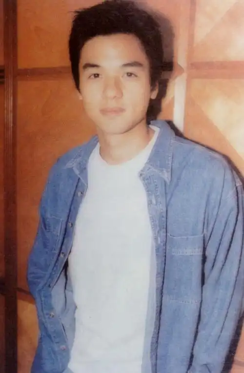 拍摄自己的电影处女作《大佬爱美丽》,这部电影由冯德伦亲自编剧,导演