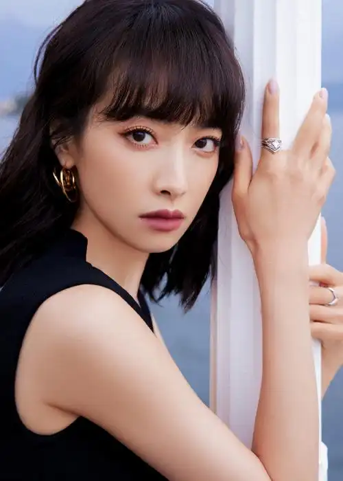 宋茜宅家穿吊带搭配超萌发型 甜笑比耶清纯可人——上海热线娱乐频道