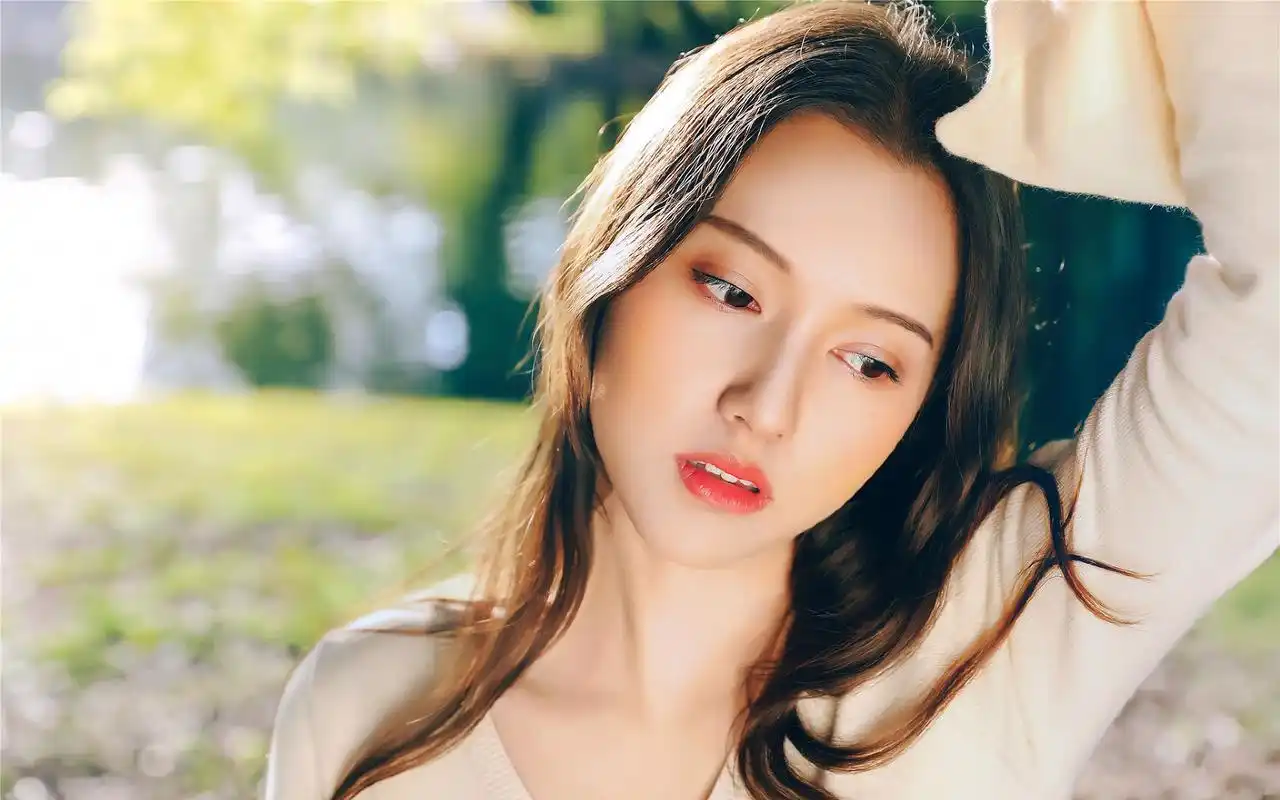 成熟性感美女高清桌面壁纸