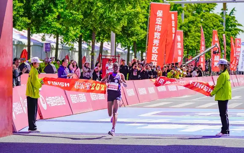 2023保定马拉松女子全程马拉松第一名撞线.