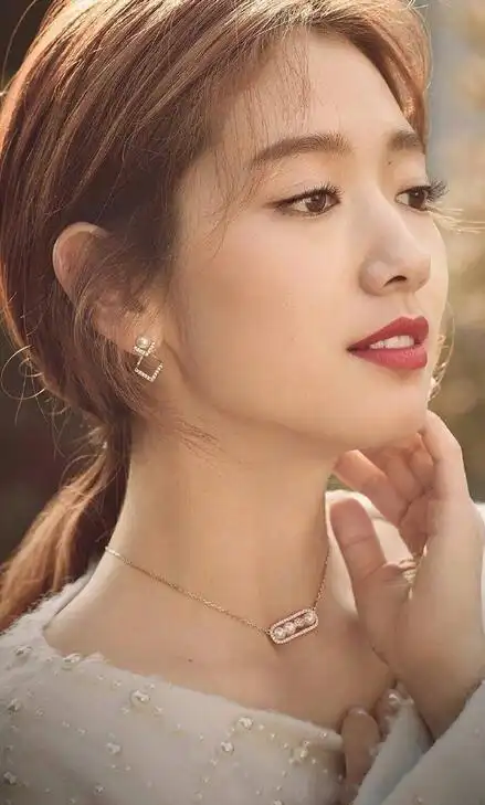 组图:朴信惠侧颜精致 戴首饰温婉知性女子力惊人_高清图集_新浪网